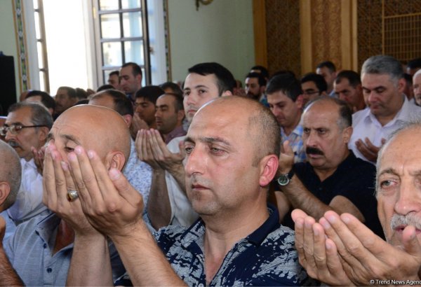 Ramazan bayramı münasibətilə Təzəpir məscidində bayram namazı qılınb (FOTO)