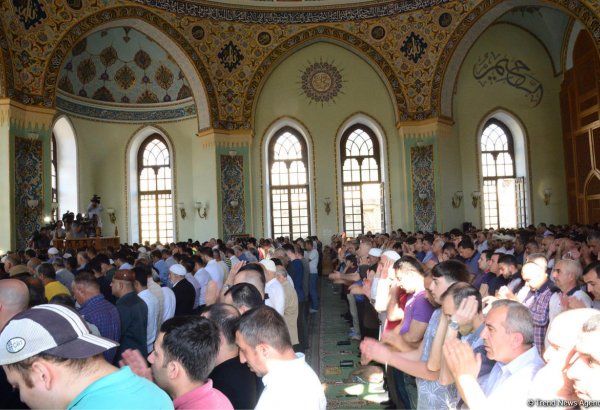Azərbaycanın məscidlərində bayram namazı qılınıb