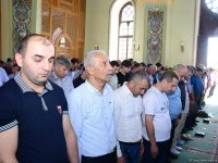Ramazan bayramı münasibətilə Təzəpir məscidində bayram namazı qılınb (FOTO)