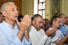 Ramazan bayramı münasibətilə Təzəpir məscidində bayram namazı qılınb (FOTO)