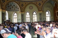 Ramazan bayramı münasibətilə Təzəpir məscidində bayram namazı qılınb (FOTO)