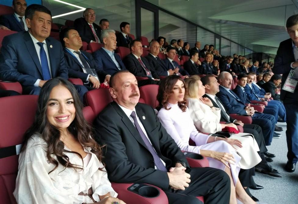 Prezident İlham Əliyev və birinci xanım Mehriban Əliyeva Moskvada futbol üzrə dünya çempionatının təntənəli açılış mərasimində iştirak ediblər (FOTO)