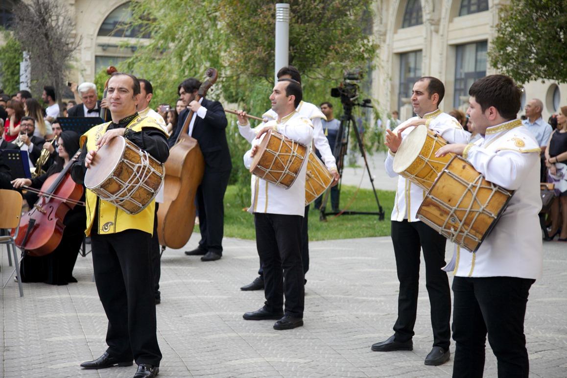 Ramil Qasımovdan Milli Qurtuluş Gününə töhfə - “Vətən nəğməsi” (FOTO/VİDEO)