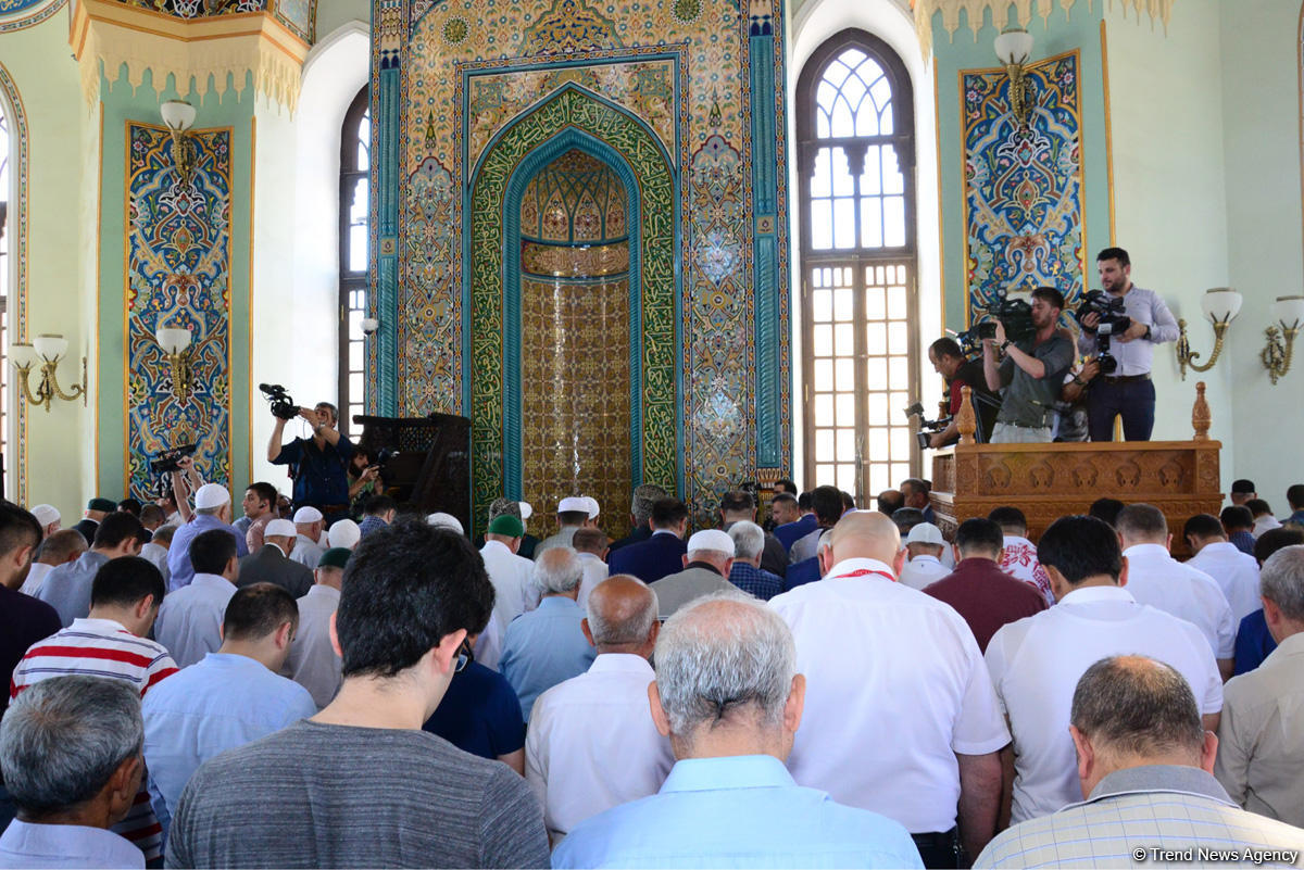 Ramazan bayramı münasibətilə Təzəpir məscidində bayram namazı qılınb (FOTO)