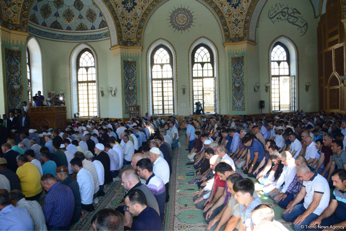 Ramazan bayramı münasibətilə Təzəpir məscidində bayram namazı qılınb (FOTO)