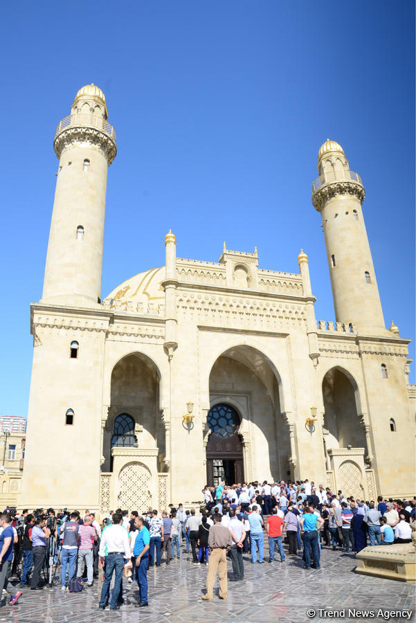 Ramazan bayramı münasibətilə Təzəpir məscidində bayram namazı qılınb (FOTO)