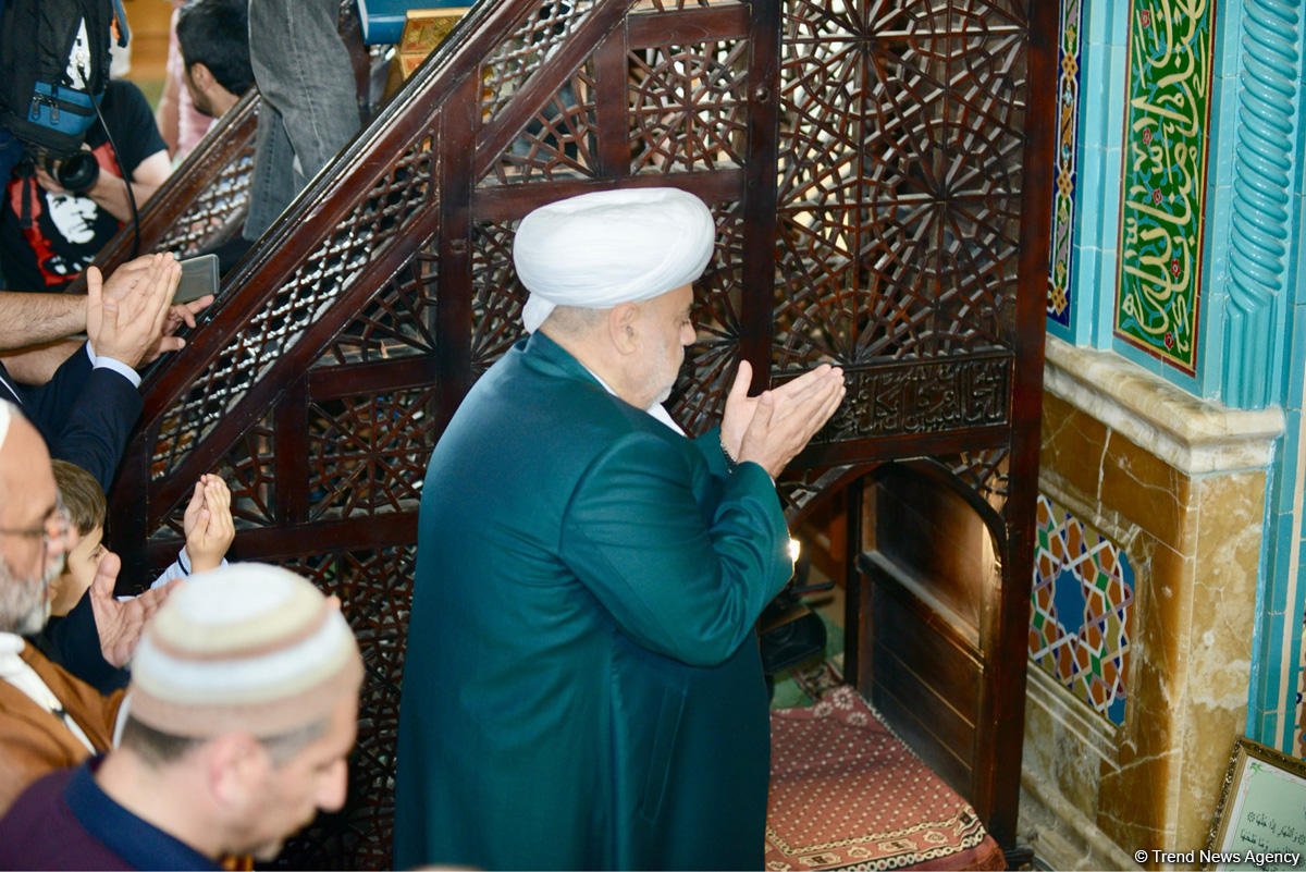Ramazan bayramı münasibətilə Təzəpir məscidində bayram namazı qılınb (FOTO)
