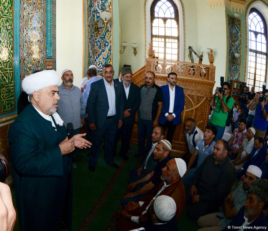 Ramazan bayramı münasibətilə Təzəpir məscidində bayram namazı qılınb (FOTO)