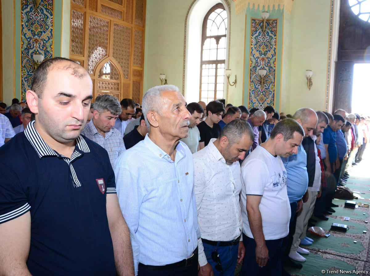 Ramazan bayramı münasibətilə Təzəpir məscidində bayram namazı qılınb (FOTO)