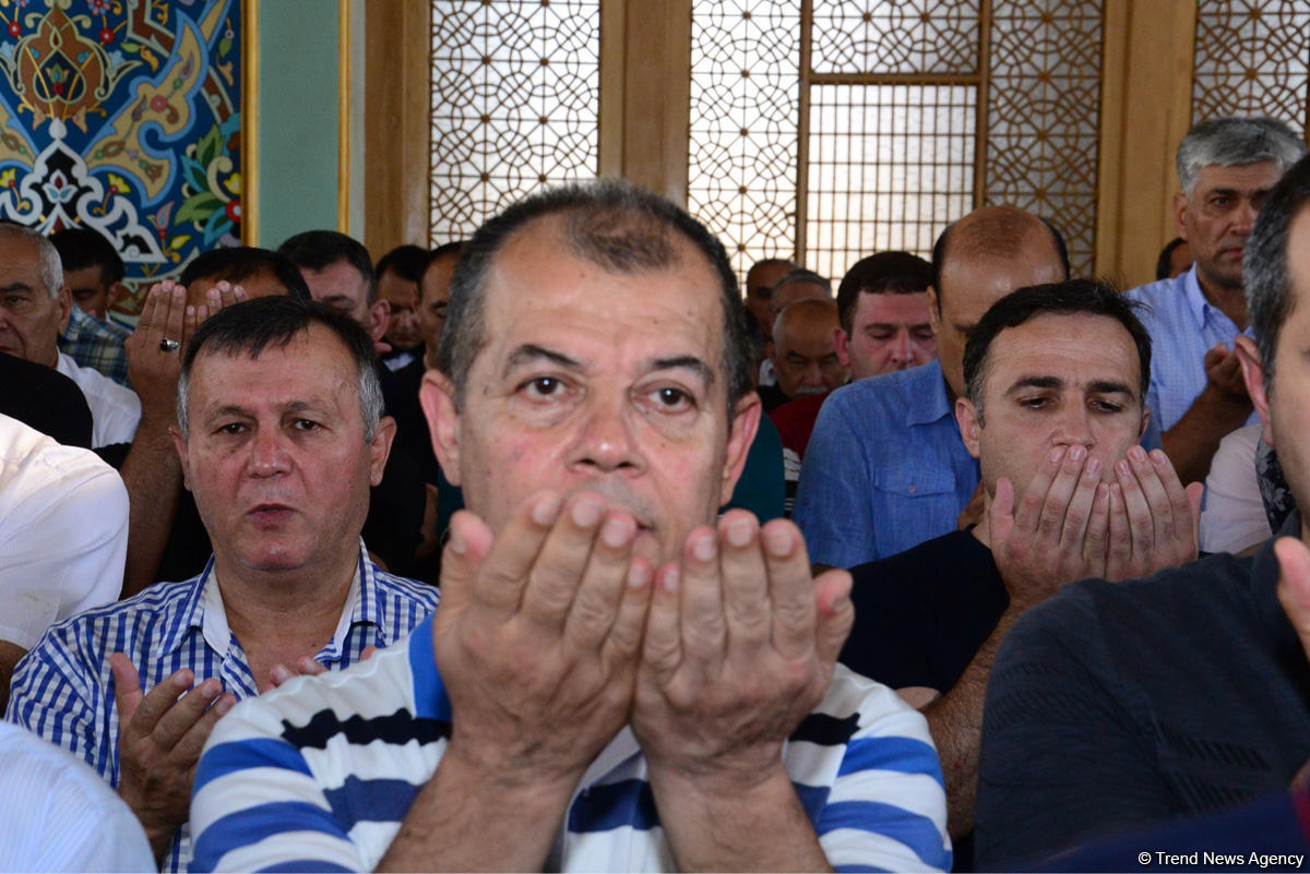 Ramazan bayramı münasibətilə Təzəpir məscidində bayram namazı qılınb (FOTO)