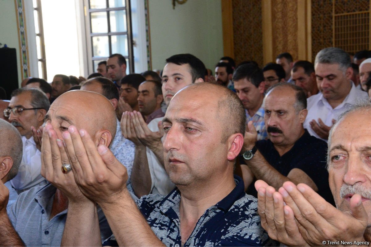 Ramazan bayramı münasibətilə Təzəpir məscidində bayram namazı qılınb (FOTO)