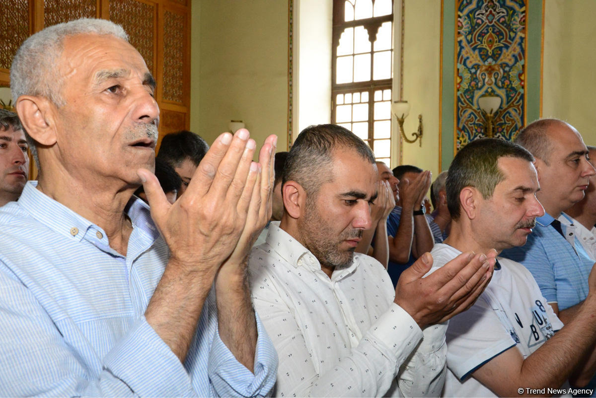 Ramazan bayramı münasibətilə Təzəpir məscidində bayram namazı qılınb (FOTO)