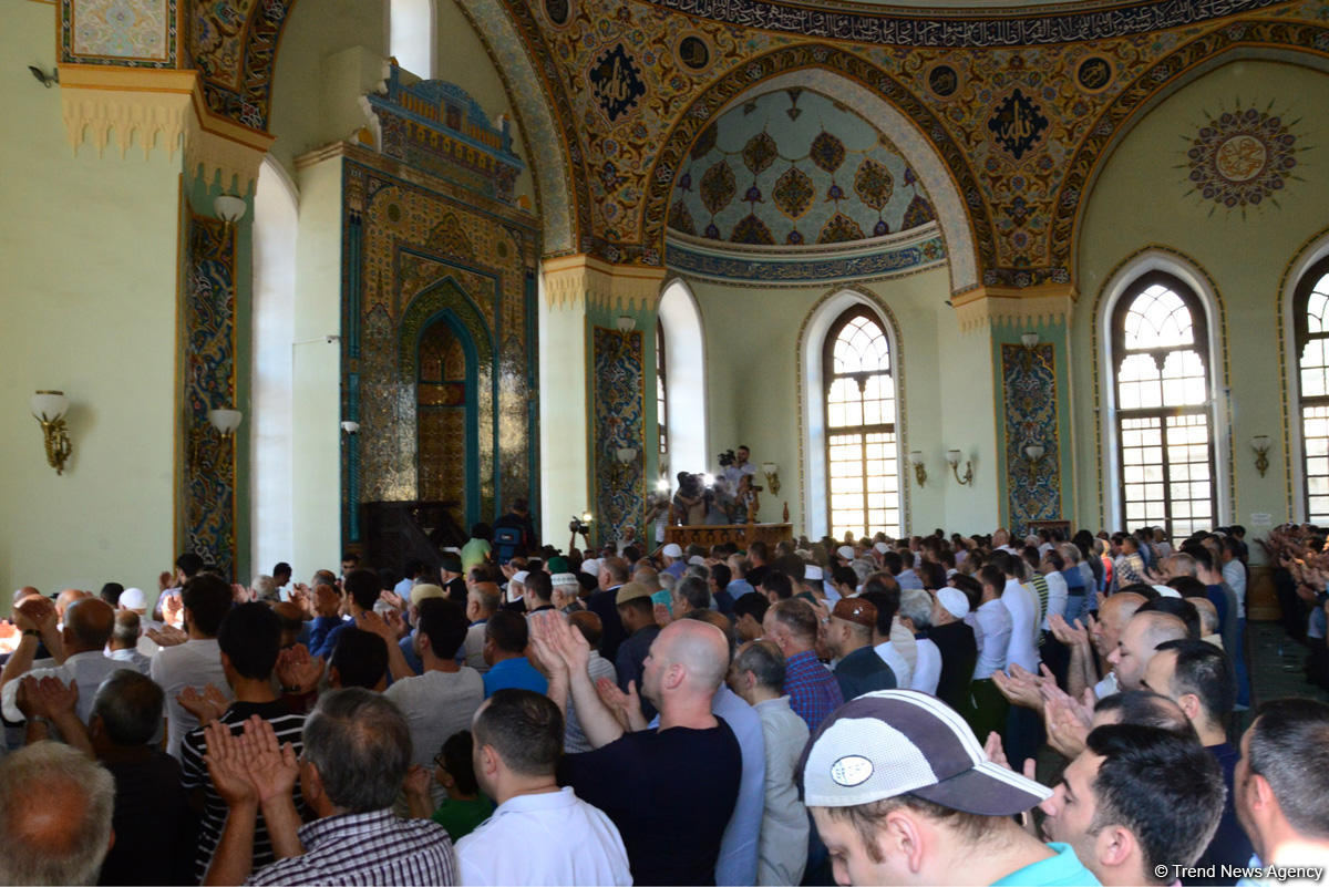 Ramazan bayramı münasibətilə Təzəpir məscidində bayram namazı qılınb (FOTO)
