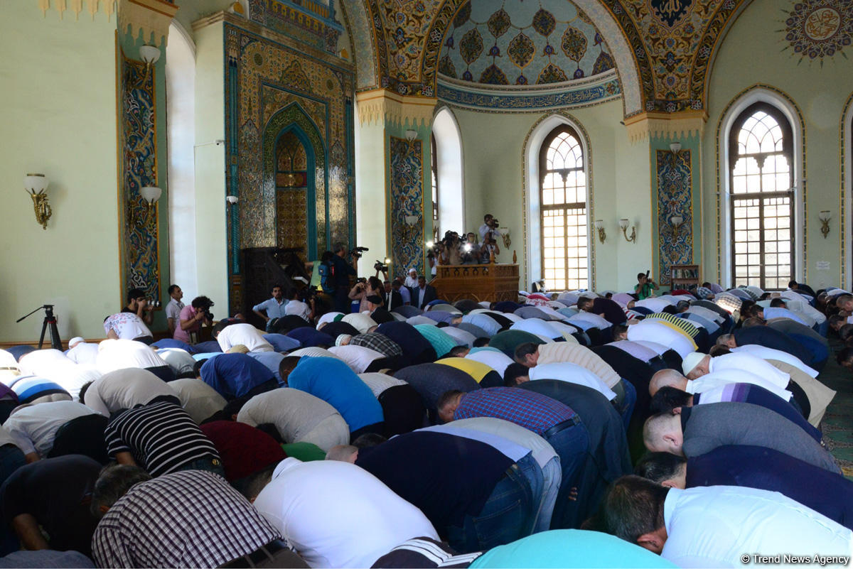 Ramazan bayramı münasibətilə Təzəpir məscidində bayram namazı qılınb (FOTO)