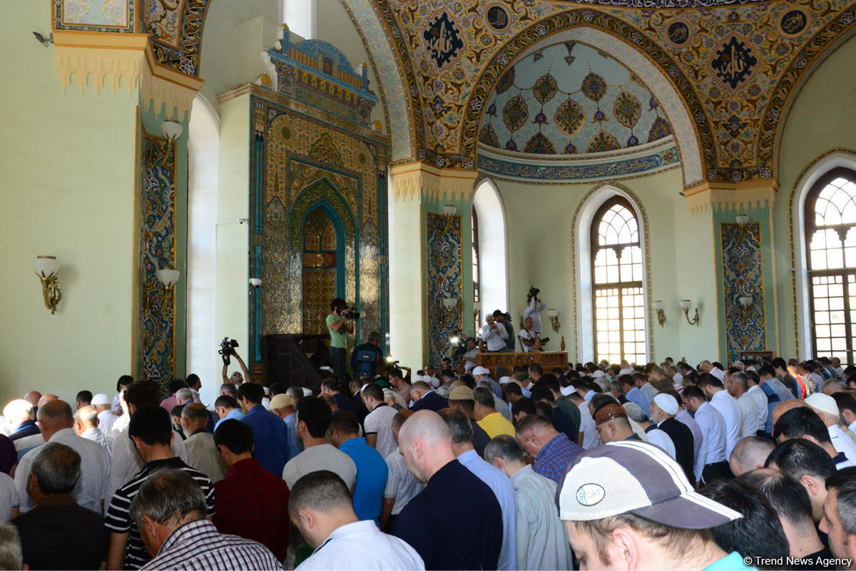 Ramazan bayramı münasibətilə Təzəpir məscidində bayram namazı qılınb (FOTO)