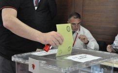 Azərbaycandakı Türkiyə vətəndaşları səs verməyə başlayıblar (FOTO)