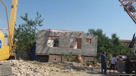 Göyçayda selin qəzalı vəziyyətə saldığı ev köçürülür (FOTO)