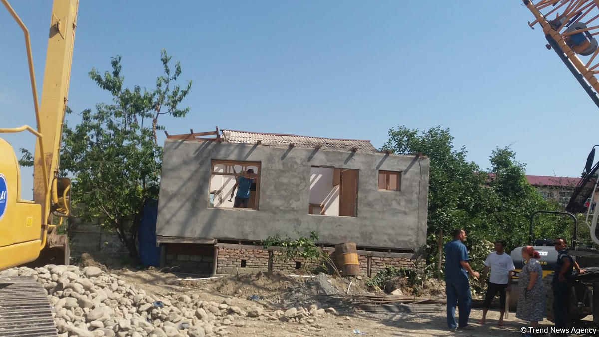 Göyçayda selin qəzalı vəziyyətə saldığı ev köçürülür (FOTO)