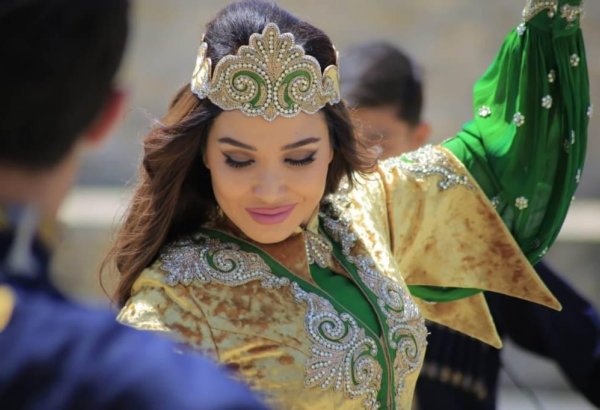Özbək ulduzu Azərbaycanın əsrarəngiz milli geyimində (FOTO)