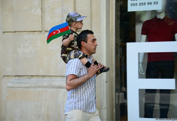 Silahlı Qüvvələrin 100 illiyi və 26 iyun Silahlı Qüvvələr Günü münasibətilə ölkədə yaşanan bayram əhval-ruhiyyəsi FOTOLARDA