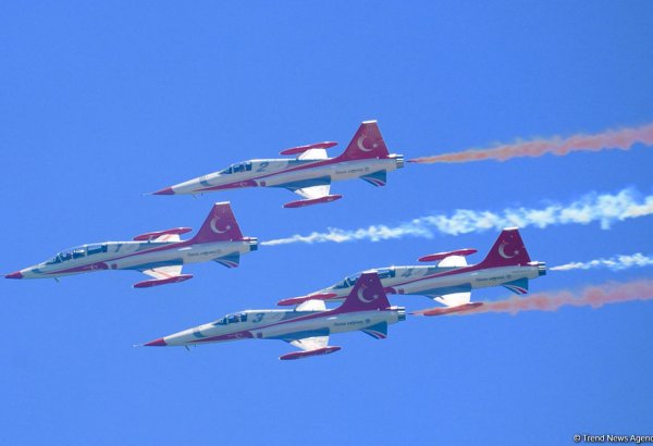 "Türk Ulduzları” Bakı səmasında nümunəvi uçuşlar edib (FOTO)