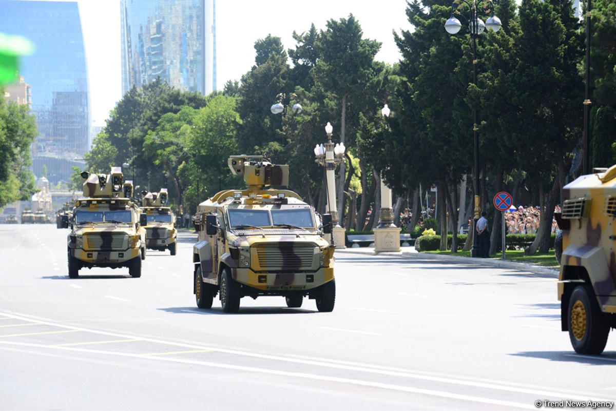 Azərbaycan Silahlı Qüvvələrinin 100 illik yubileyi münasibətilə hərbi parad keçirilib (YENİLƏNİB) (FOTO/VİDEO)