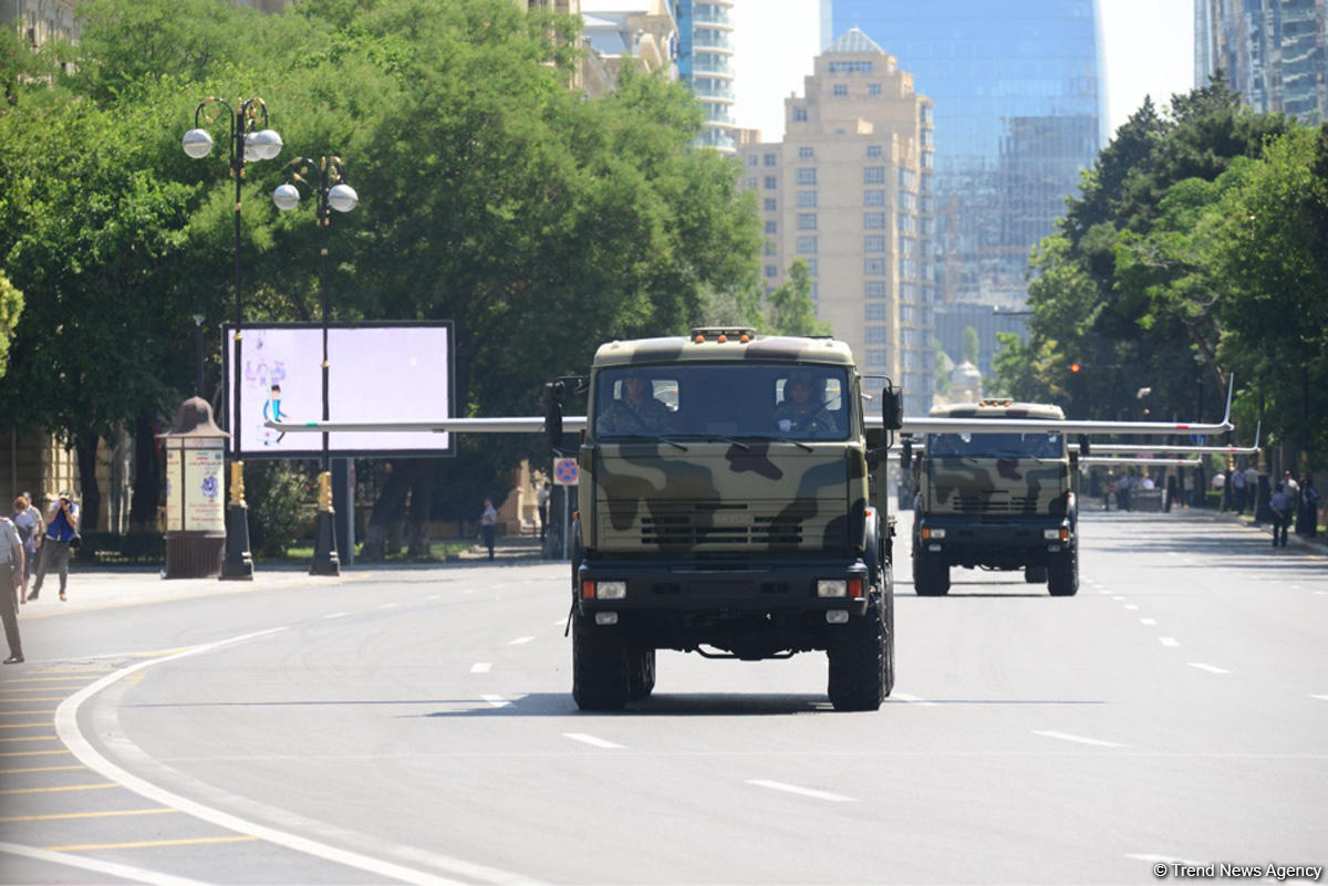 Azərbaycan Silahlı Qüvvələrinin 100 illik yubileyi münasibətilə hərbi parad keçirilib (YENİLƏNİB) (FOTO/VİDEO)