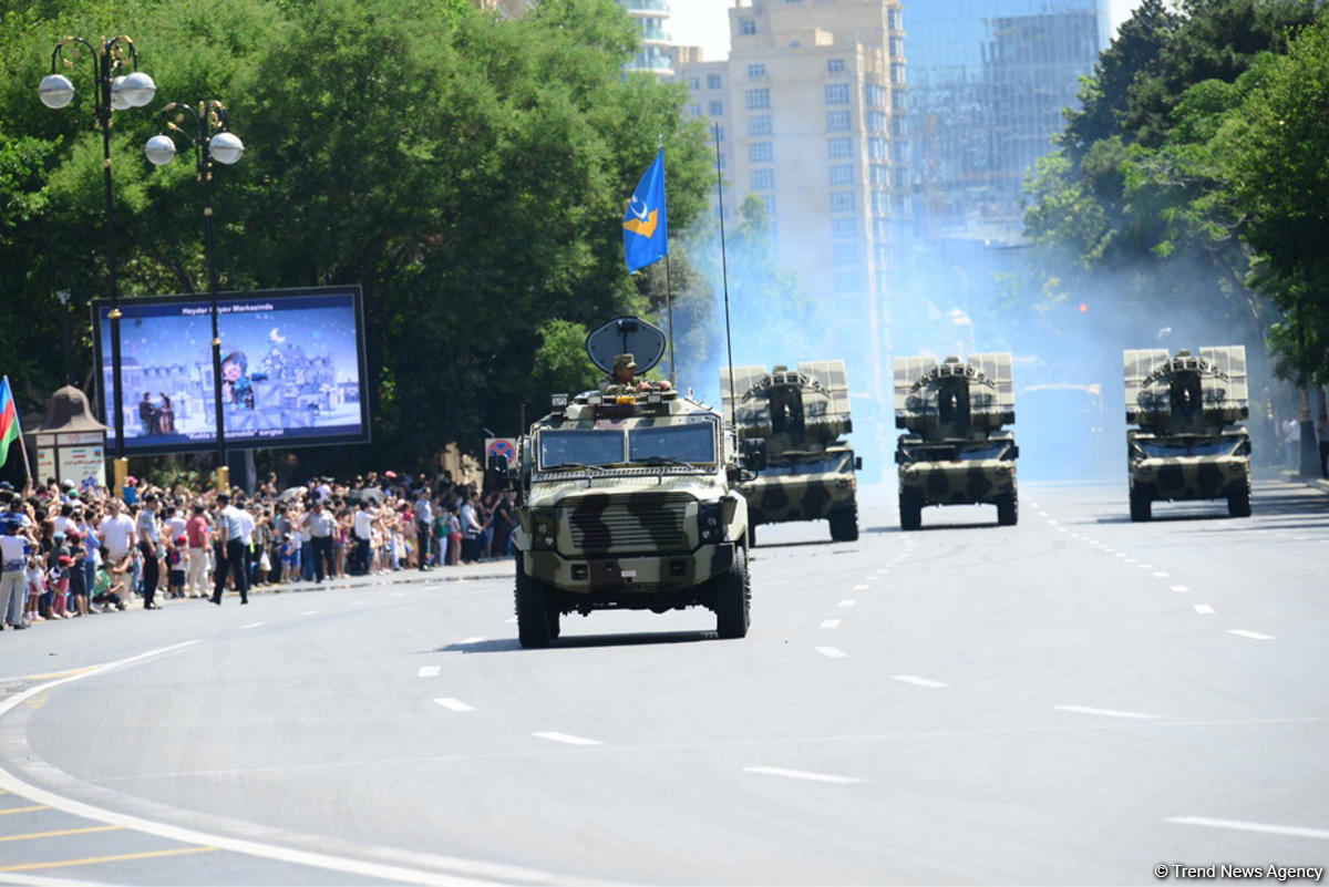 Azərbaycan Silahlı Qüvvələrinin 100 illik yubileyi münasibətilə hərbi parad keçirilib (YENİLƏNİB) (FOTO/VİDEO)
