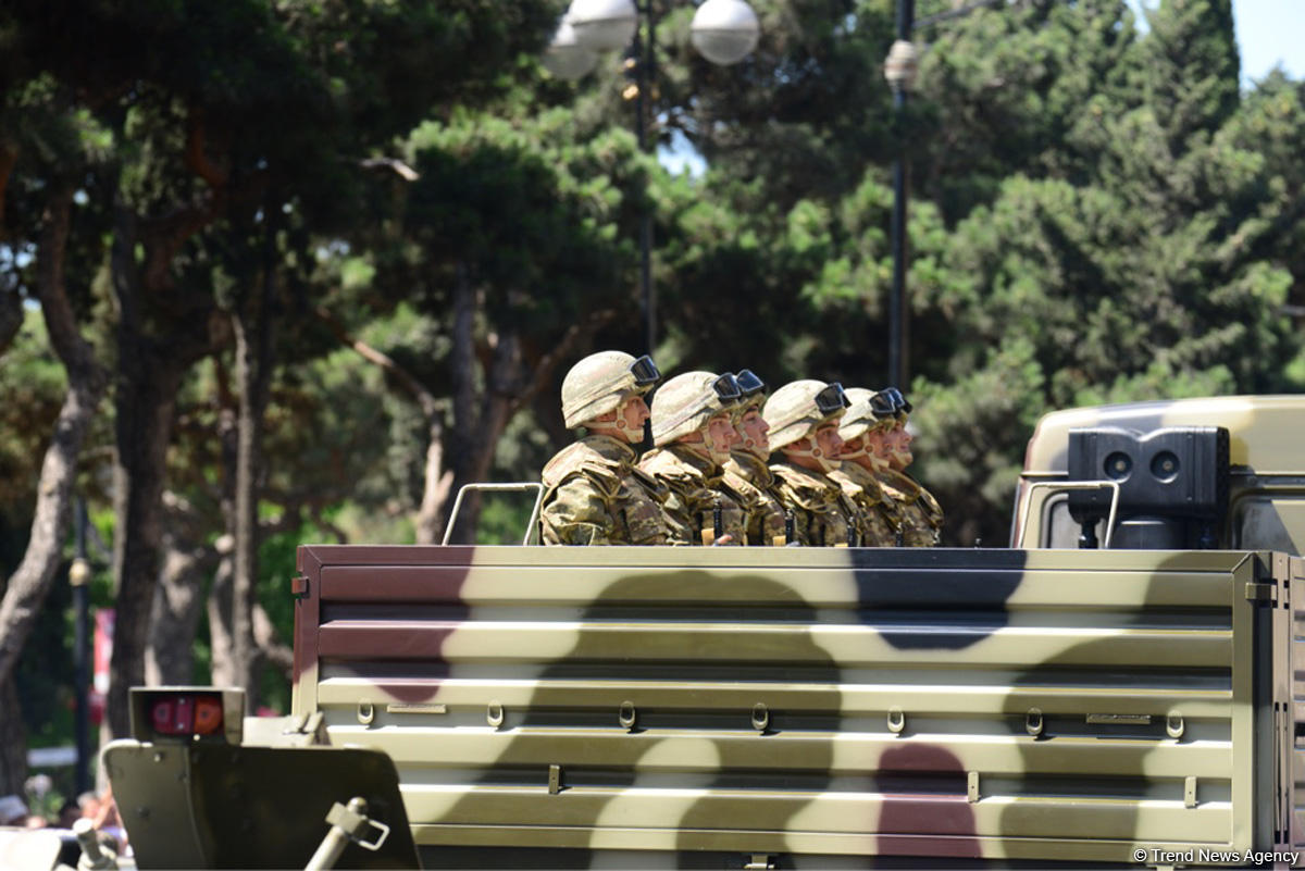 Azərbaycan Silahlı Qüvvələrinin 100 illik yubileyi münasibətilə hərbi parad keçirilib (YENİLƏNİB) (FOTO/VİDEO)