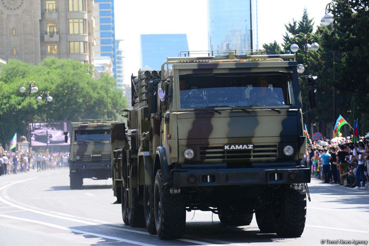 Azərbaycan Silahlı Qüvvələrinin 100 illik yubileyi münasibətilə hərbi parad keçirilib (YENİLƏNİB) (FOTO/VİDEO)