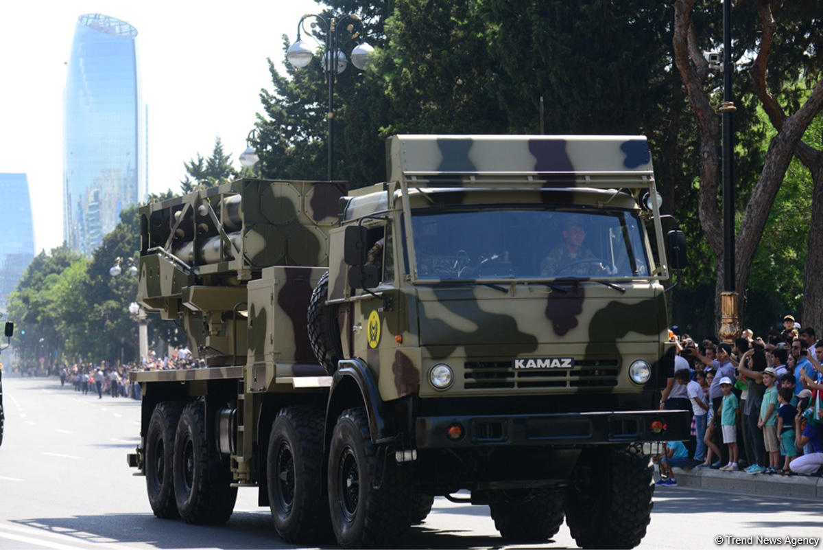 Azərbaycan Silahlı Qüvvələrinin 100 illik yubileyi münasibətilə hərbi parad keçirilib (YENİLƏNİB) (FOTO/VİDEO)