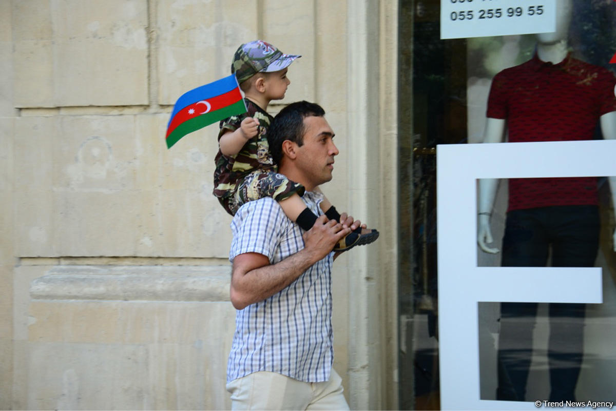 Silahlı Qüvvələrin 100 illiyi və 26 iyun Silahlı Qüvvələr Günü münasibətilə ölkədə yaşanan bayram əhval-ruhiyyəsi FOTOLARDA
