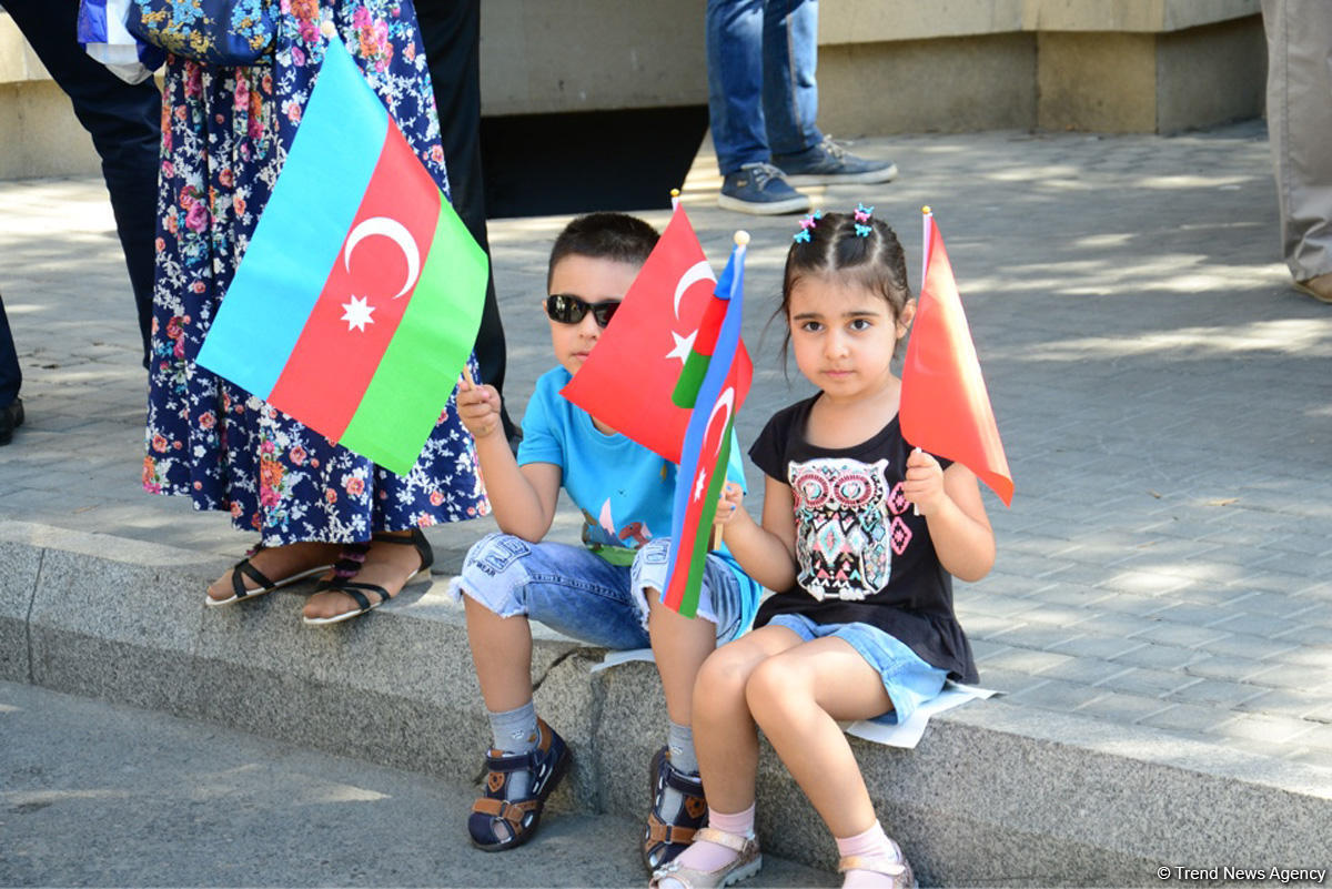 Silahlı Qüvvələrin 100 illiyi və 26 iyun Silahlı Qüvvələr Günü münasibətilə ölkədə yaşanan bayram əhval-ruhiyyəsi FOTOLARDA