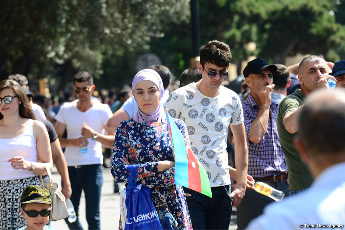 Silahlı Qüvvələrin 100 illiyi və 26 iyun Silahlı Qüvvələr Günü münasibətilə ölkədə yaşanan bayram əhval-ruhiyyəsi FOTOLARDA
