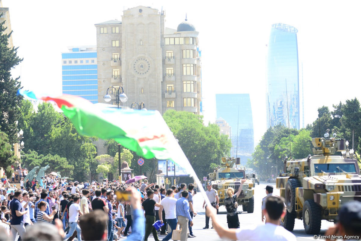 Silahlı Qüvvələrin 100 illiyi və 26 iyun Silahlı Qüvvələr Günü münasibətilə ölkədə yaşanan bayram əhval-ruhiyyəsi FOTOLARDA