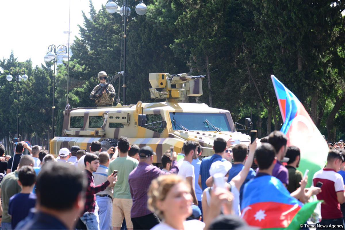 Silahlı Qüvvələrin 100 illiyi və 26 iyun Silahlı Qüvvələr Günü münasibətilə ölkədə yaşanan bayram əhval-ruhiyyəsi FOTOLARDA