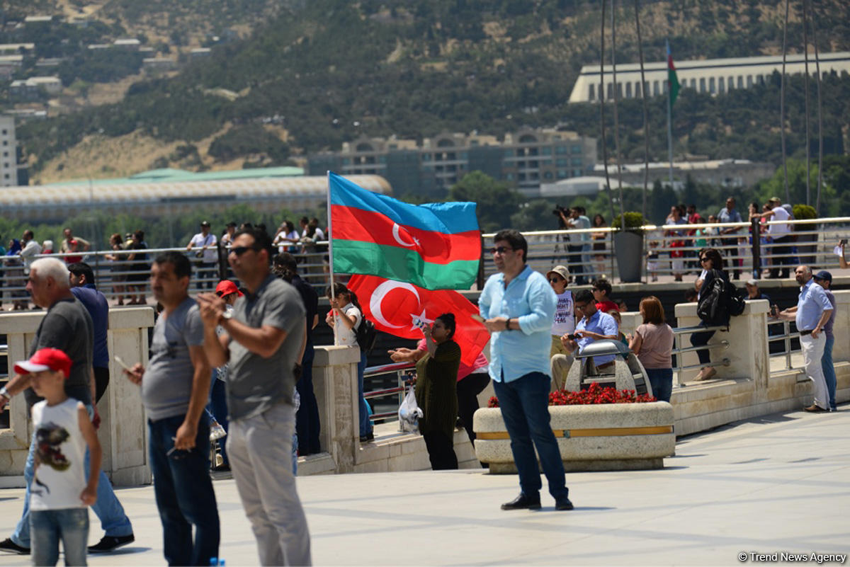 "Türk Ulduzları” Bakı səmasında nümunəvi uçuşlar edib (FOTO)