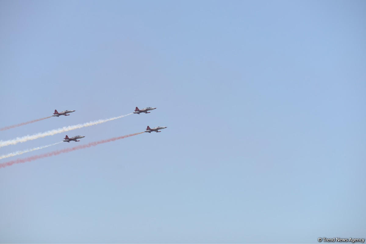 "Türk Ulduzları” Bakı səmasında nümunəvi uçuşlar edib (FOTO)