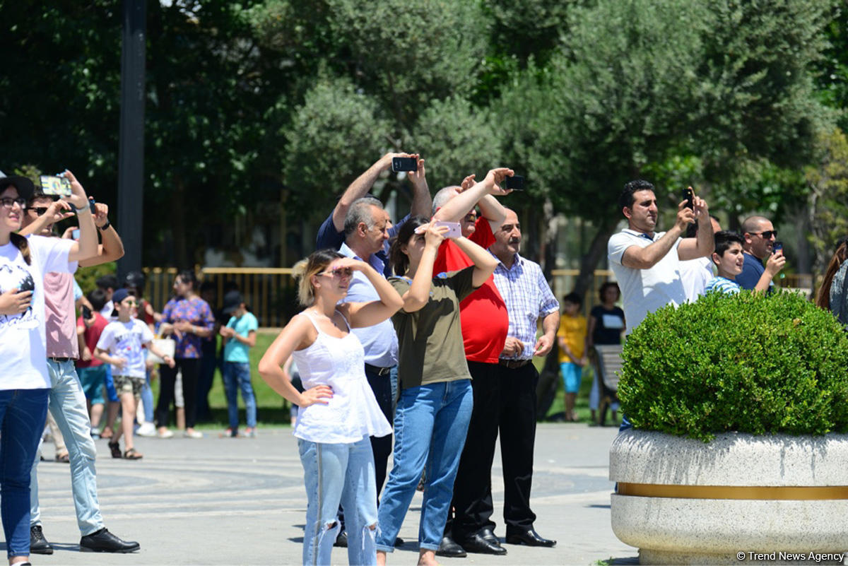"Türk Ulduzları” Bakı səmasında nümunəvi uçuşlar edib (FOTO)