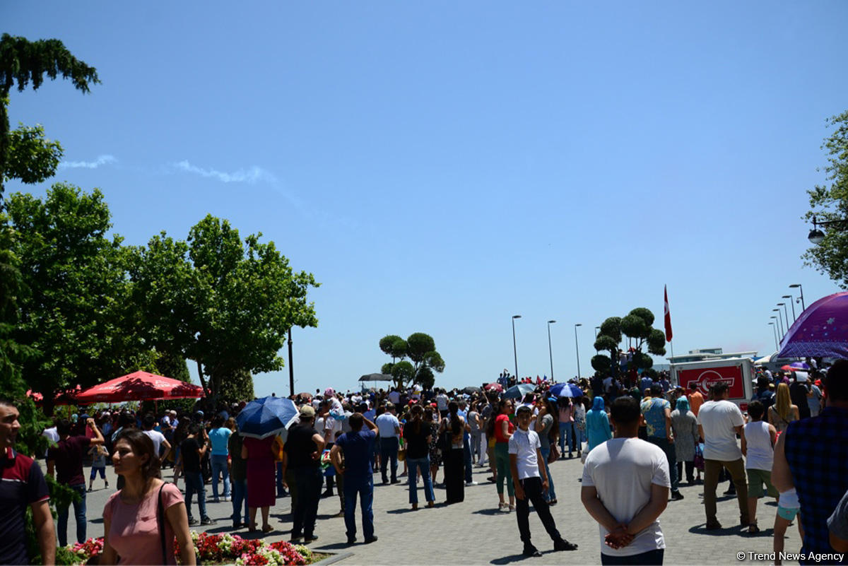 "Türk Ulduzları” Bakı səmasında nümunəvi uçuşlar edib (FOTO)