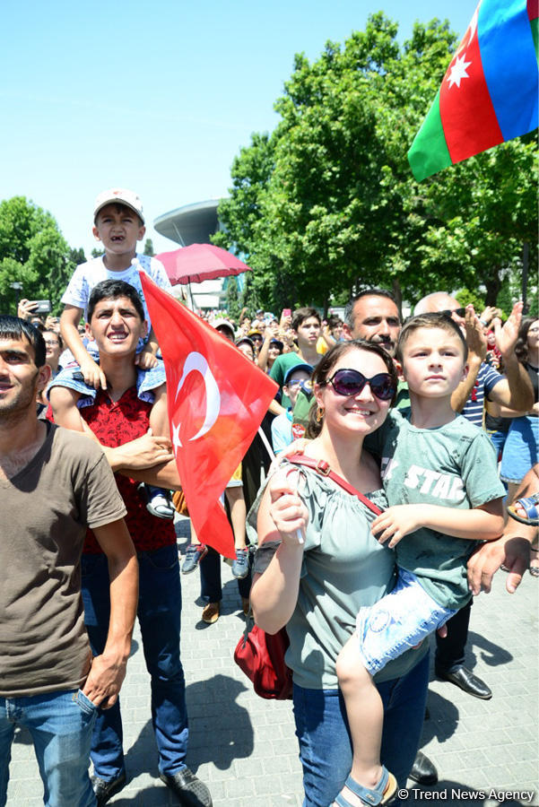 "Türk Ulduzları” Bakı səmasında nümunəvi uçuşlar edib (FOTO)