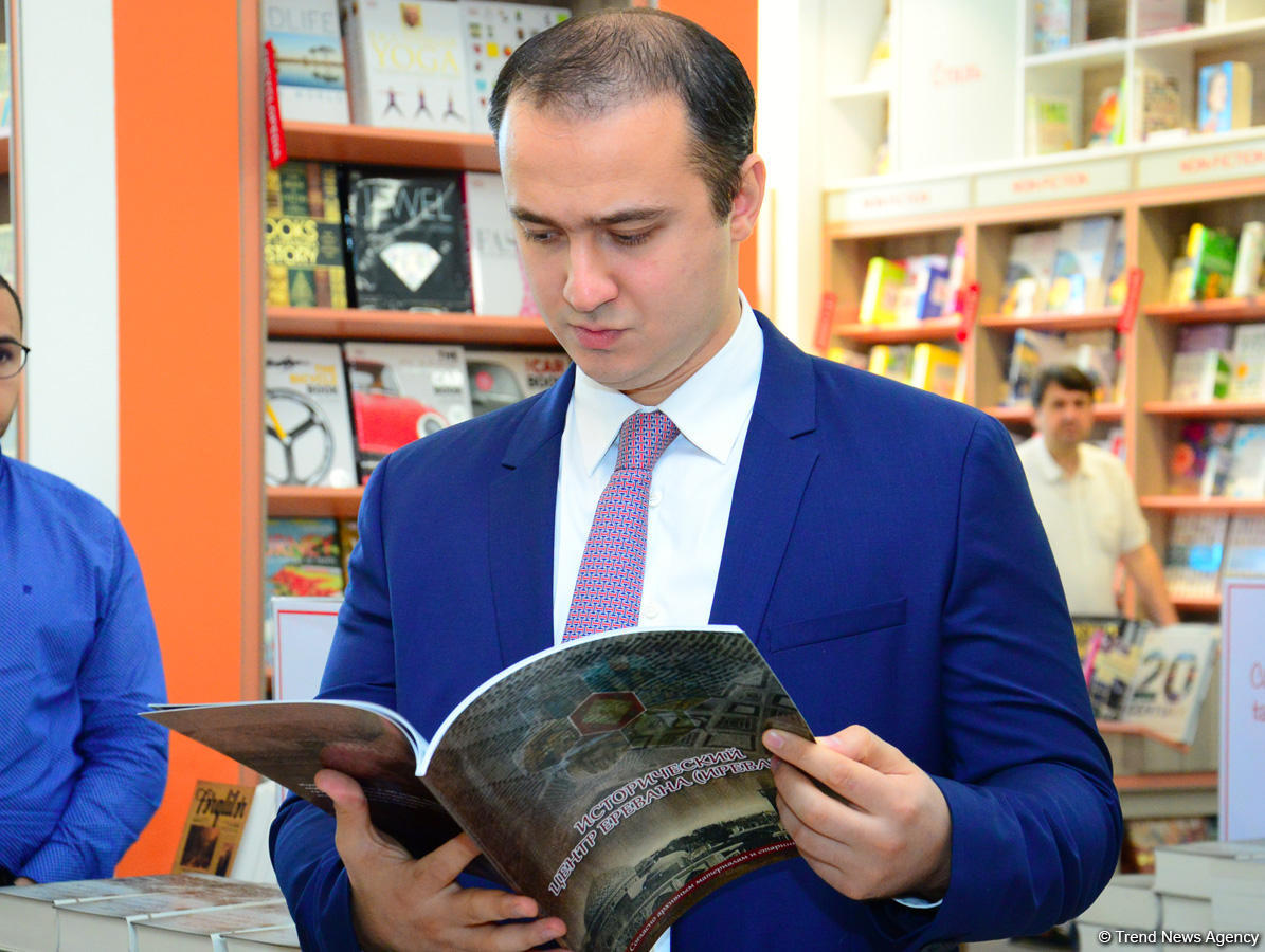 İrəvanın tarixi mərkəzinə dair kitab-fotoalbomun təqdimatı olub (FOTO)