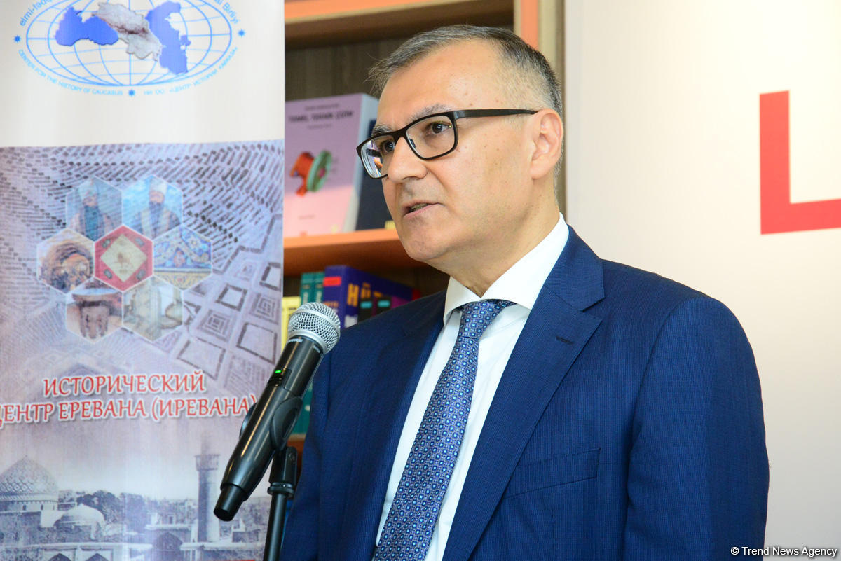 İrəvanın tarixi mərkəzinə dair kitab-fotoalbomun təqdimatı olub (FOTO)