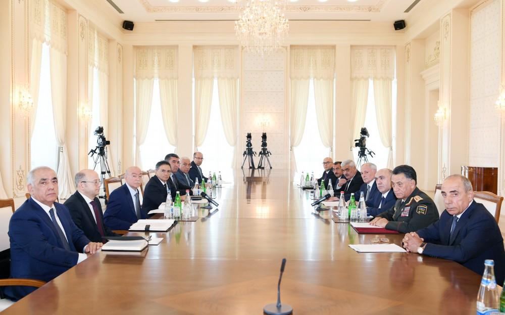 Prezident İlham Əliyevin yanında ölkənin enerji sistemində vəziyyətlə əlaqədar müşavirə keçirilib (FOTO) (YENİLƏNİB)