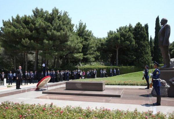 Türkiyə Prezidenti Fəxri xiyaban və Şəhidlər xiyabanını ziyarət edib (YENİLƏNİB) (FOTO)
