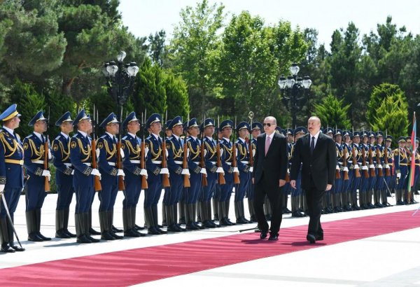 Azərbaycana səfərə gələn Türkiyə Prezidentinin rəsmi qarşılanma mərasimi olub (FOTO)