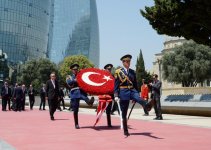 Türkiyə Prezidenti Fəxri xiyaban və Şəhidlər xiyabanını ziyarət edib (YENİLƏNİB) (FOTO)