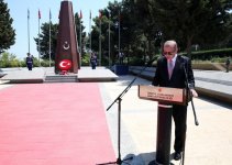 Türkiyə Prezidenti Fəxri xiyaban və Şəhidlər xiyabanını ziyarət edib (YENİLƏNİB) (FOTO)