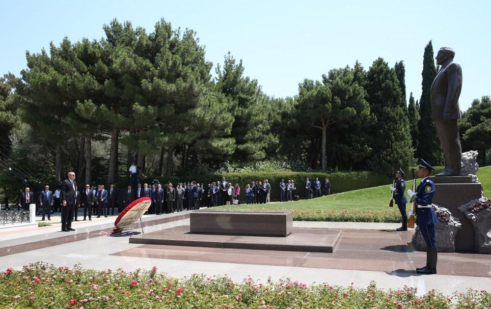 Türkiyə Prezidenti Fəxri xiyaban və Şəhidlər xiyabanını ziyarət edib (YENİLƏNİB) (FOTO)