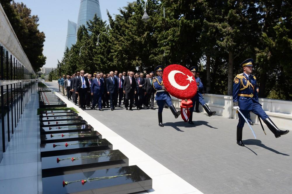 Türkiyə Prezidenti Fəxri xiyaban və Şəhidlər xiyabanını ziyarət edib (YENİLƏNİB) (FOTO)